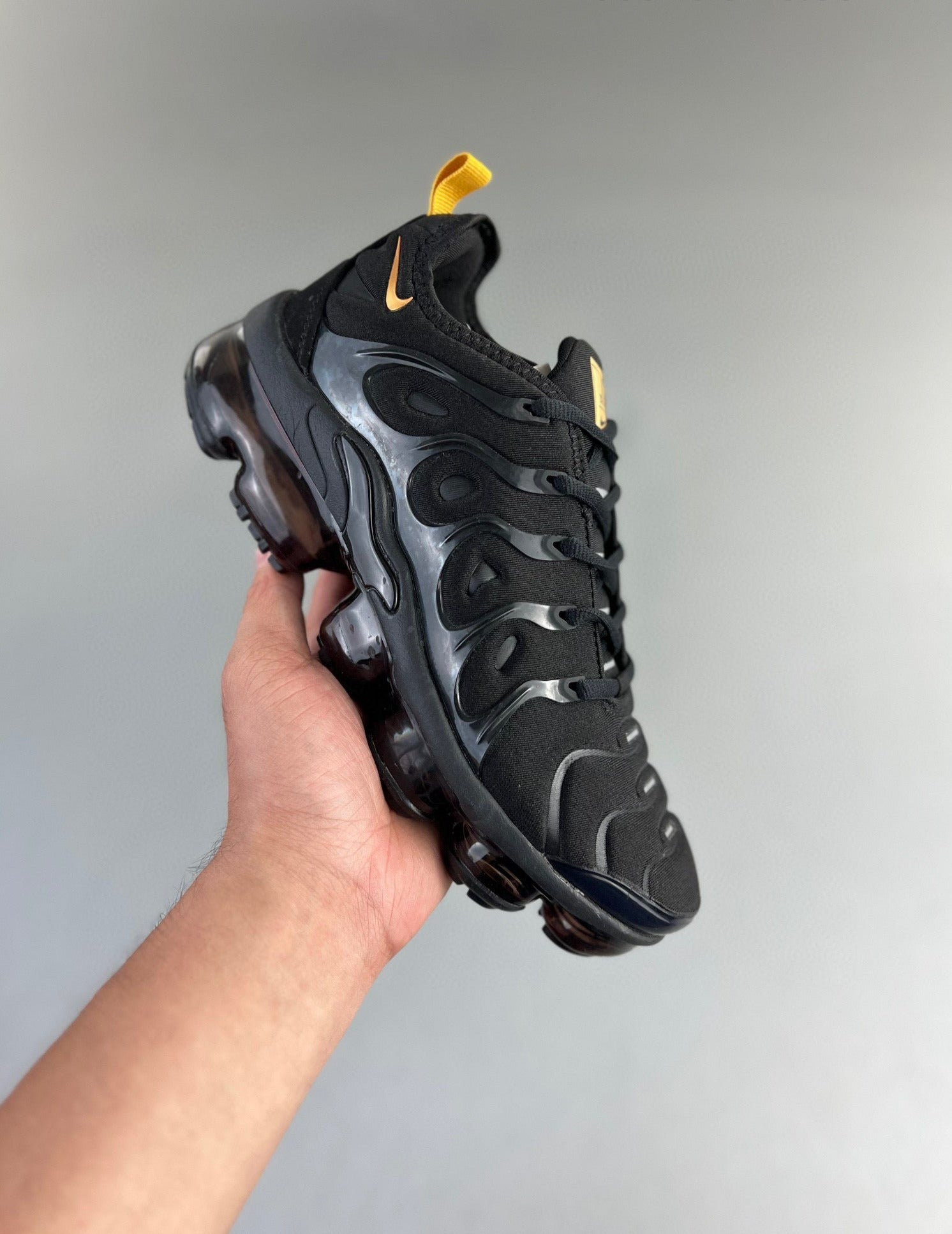 Black vapormax tns best sale